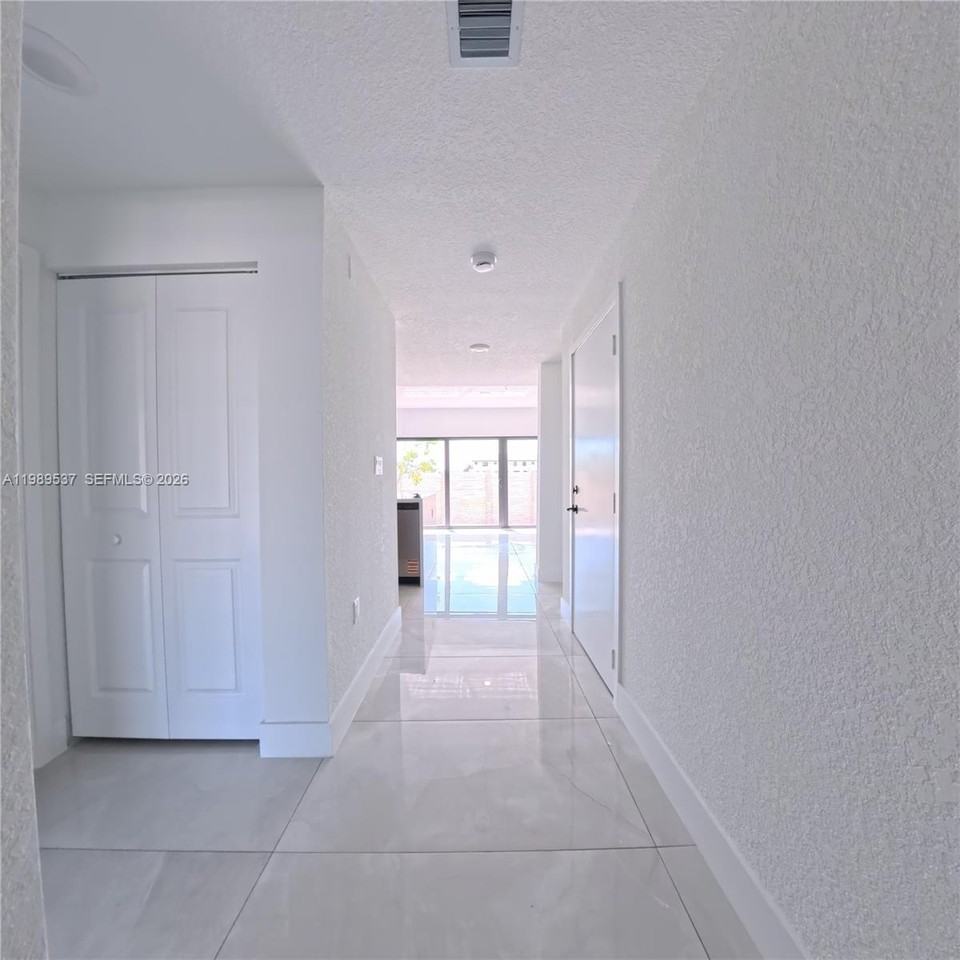 1374 Nw 1st St - Photo 3 of 8