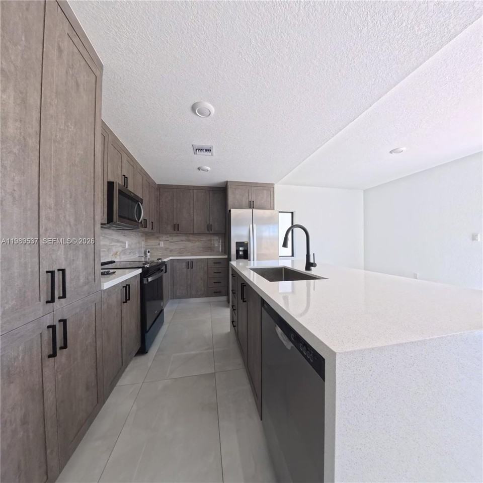 1374 Nw 1st St - Photo 4 of 8