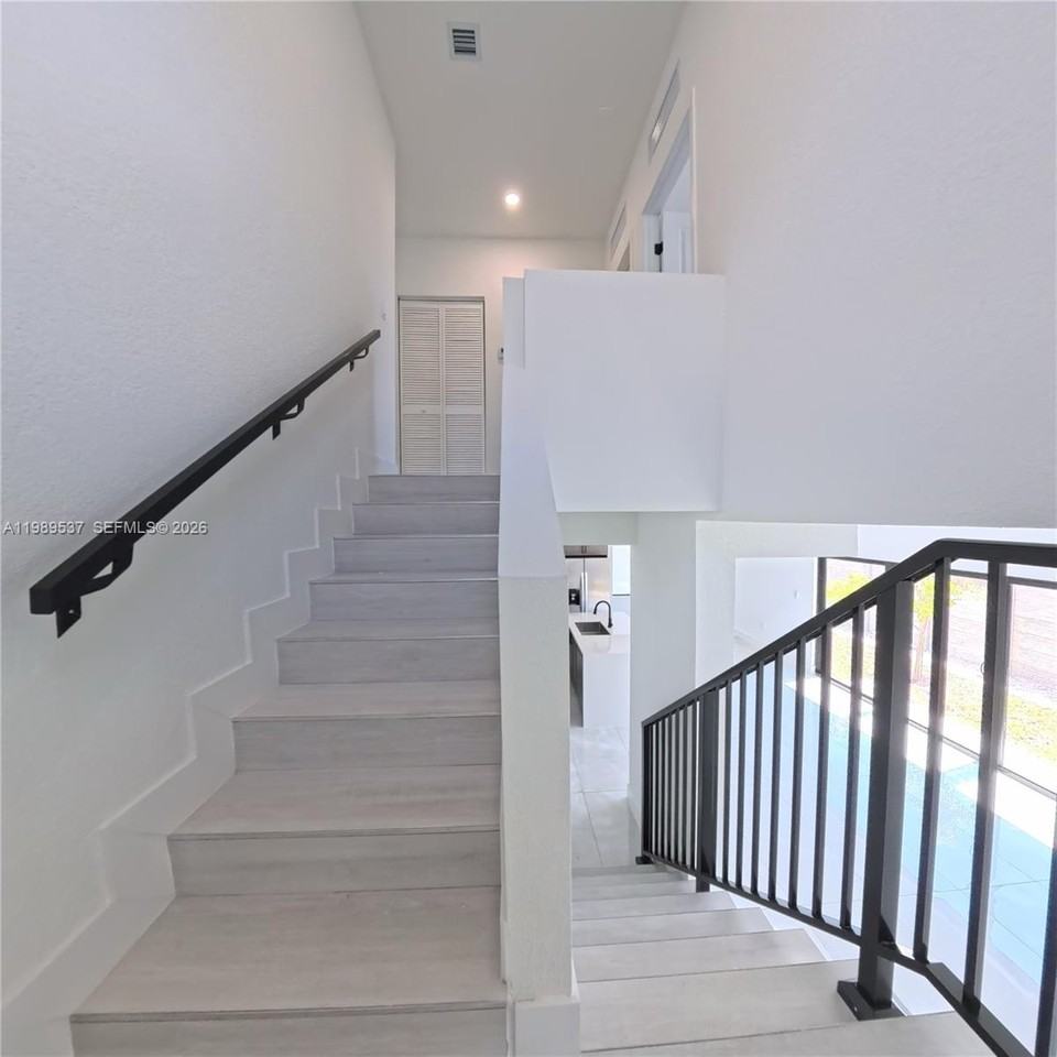 1374 Nw 1st St - Photo 6 of 8