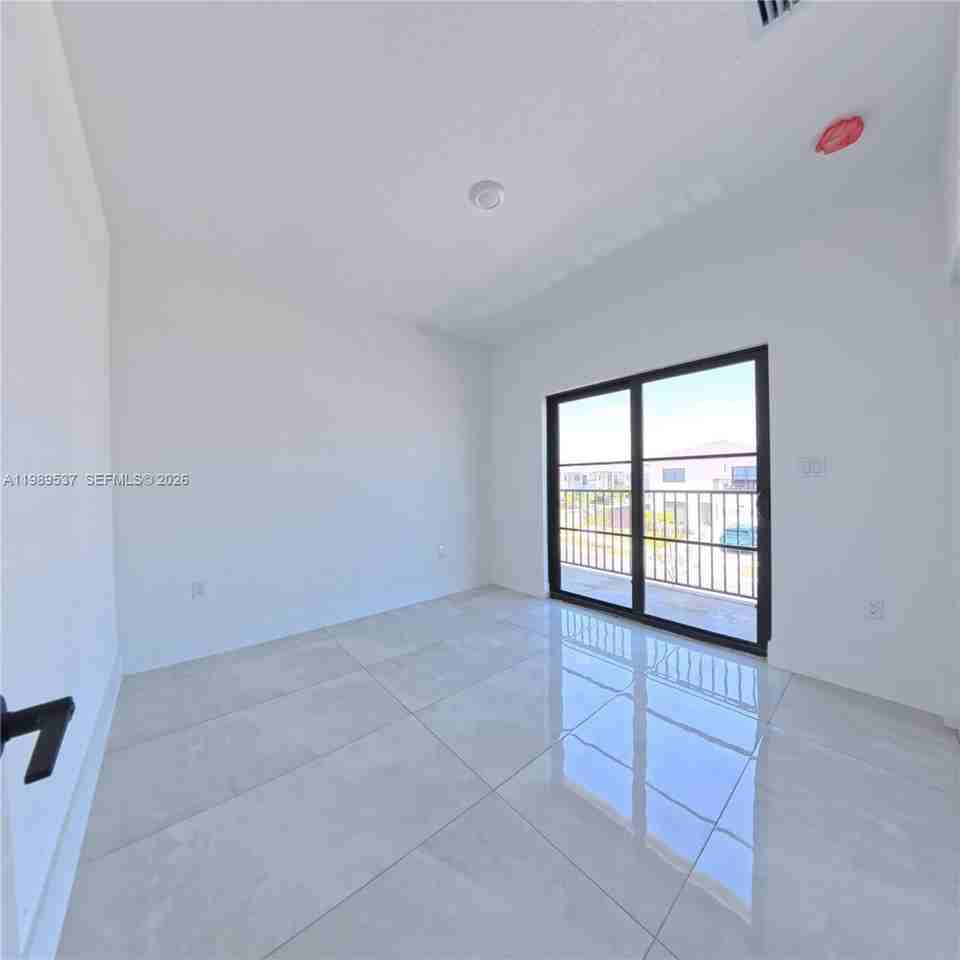 1374 Nw 1st St - Photo 7 of 8