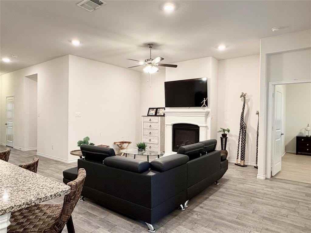 1041 Sublime Dr - Photo 5 of 26