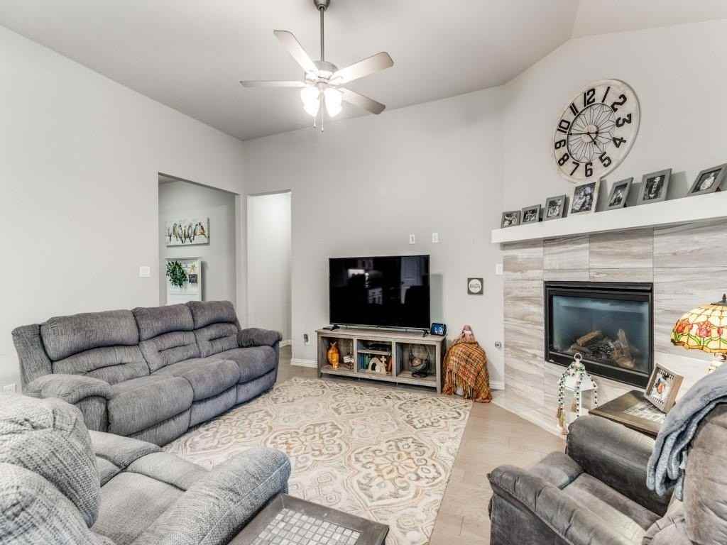 1608 Carnation St - Photo 6 of 25