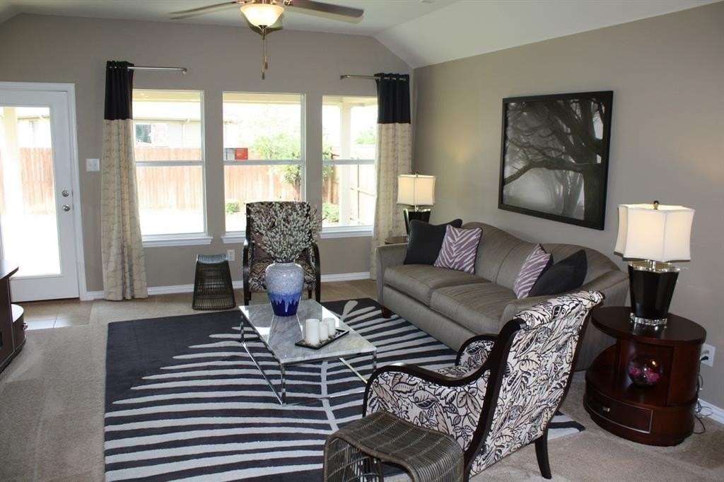 2777 Cresent Lake Dr - Photo 2 of 18