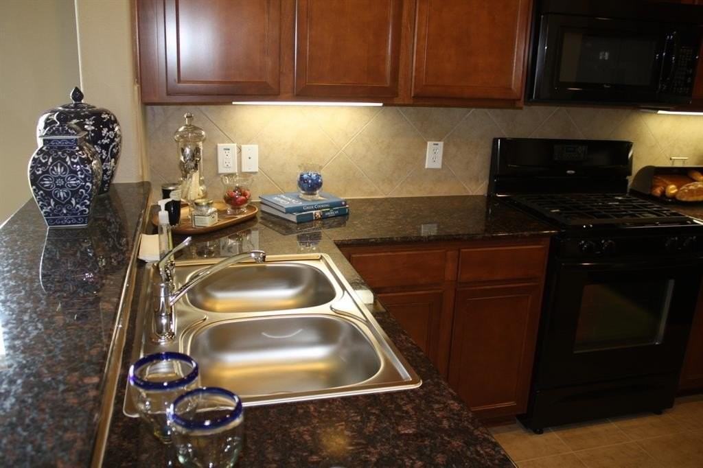 2777 Cresent Lake Dr - Photo 5 of 18