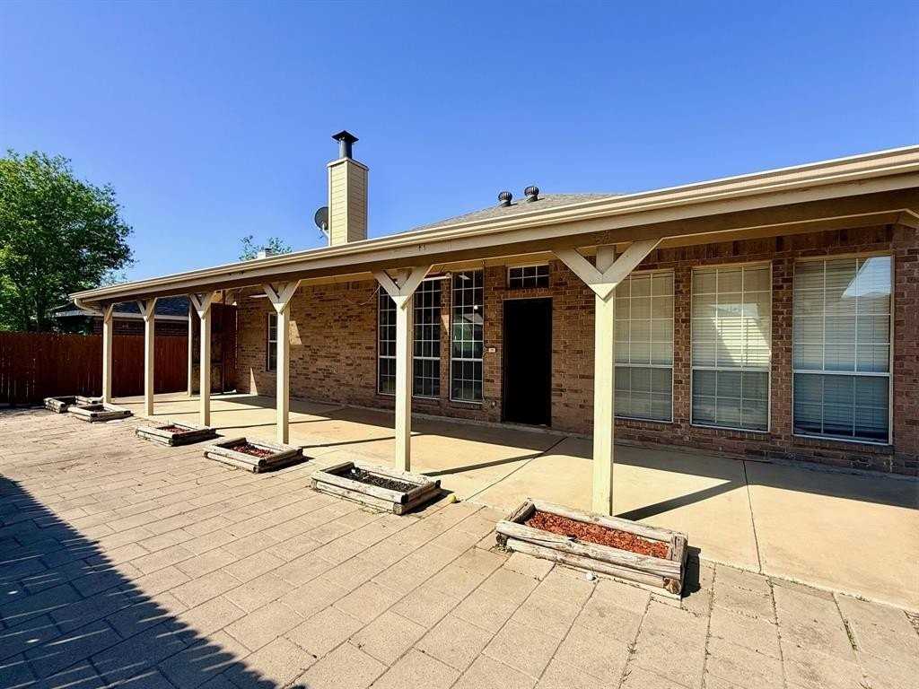 8166 Berkshire Dr - Photo 5 of 40