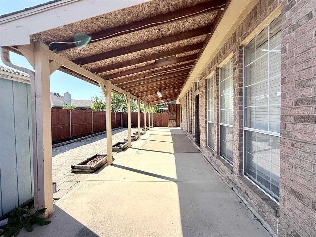 8166 Berkshire Dr - Photo 6 of 40