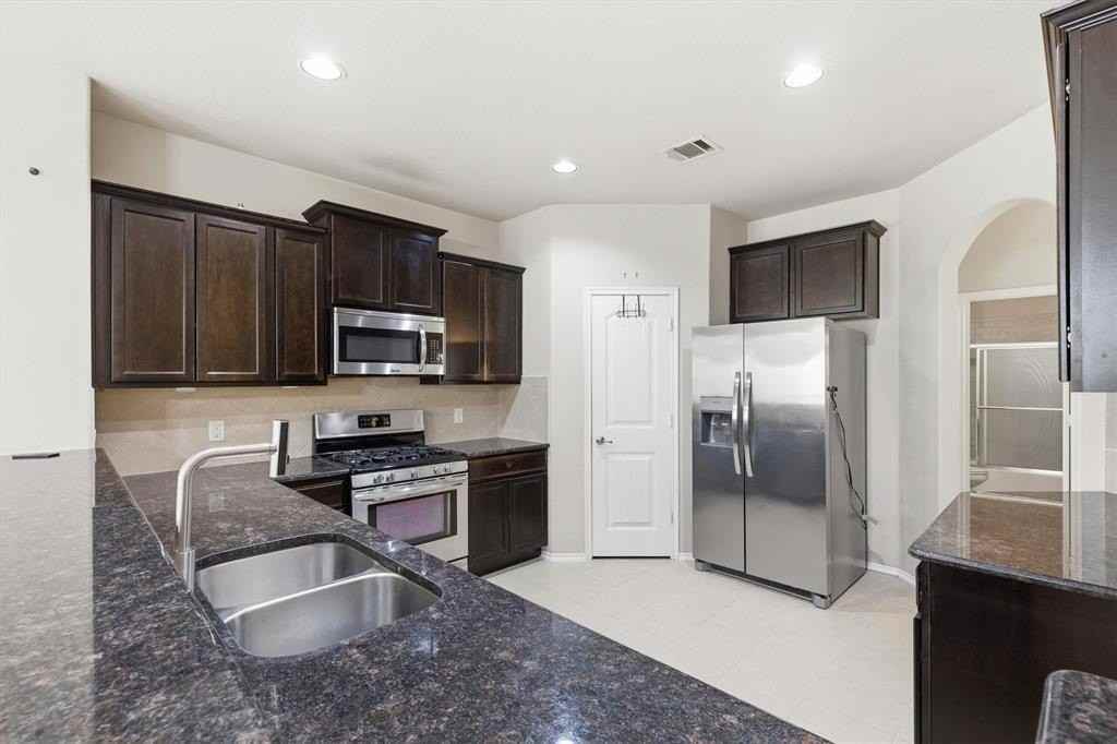 1115 Dickenson Dr - Photo 7 of 36