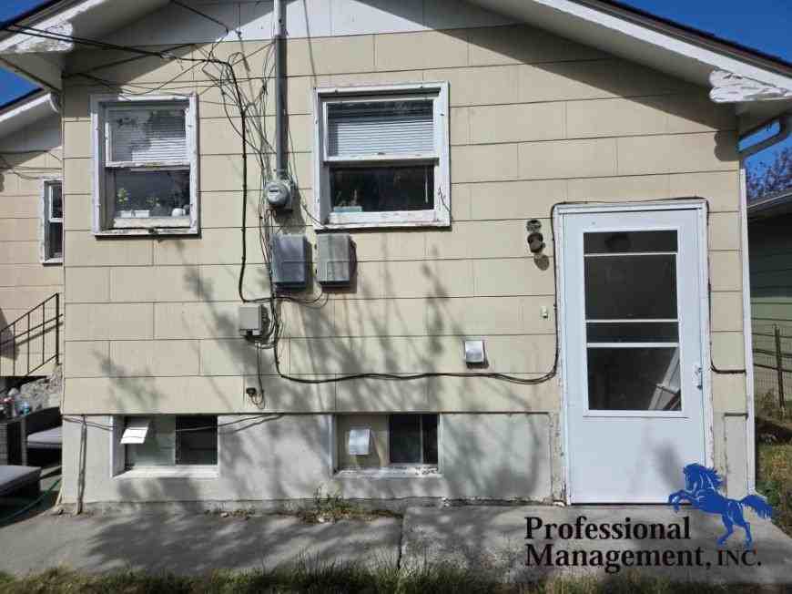 1106 1/2 Alderson Ave - Photo 2 of 10
