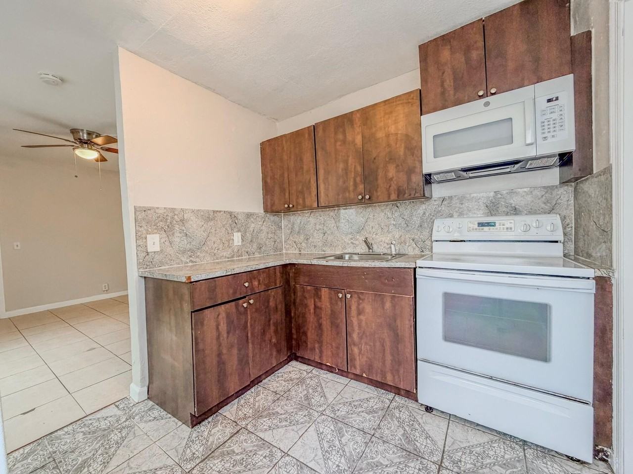 1010 9th St - Photo 2 of 13