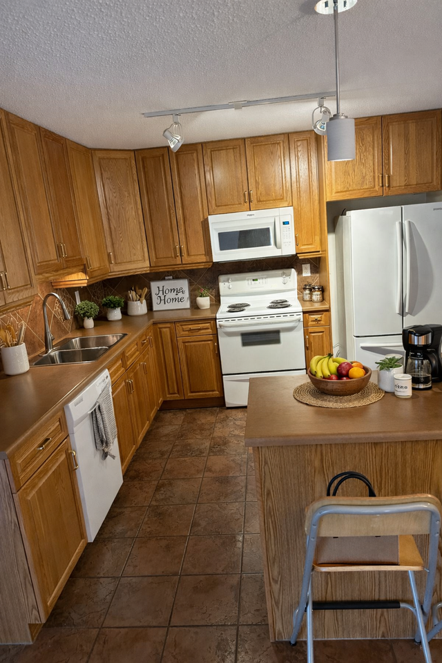 8912 156 St Nw #1 - Photo 2 of 10