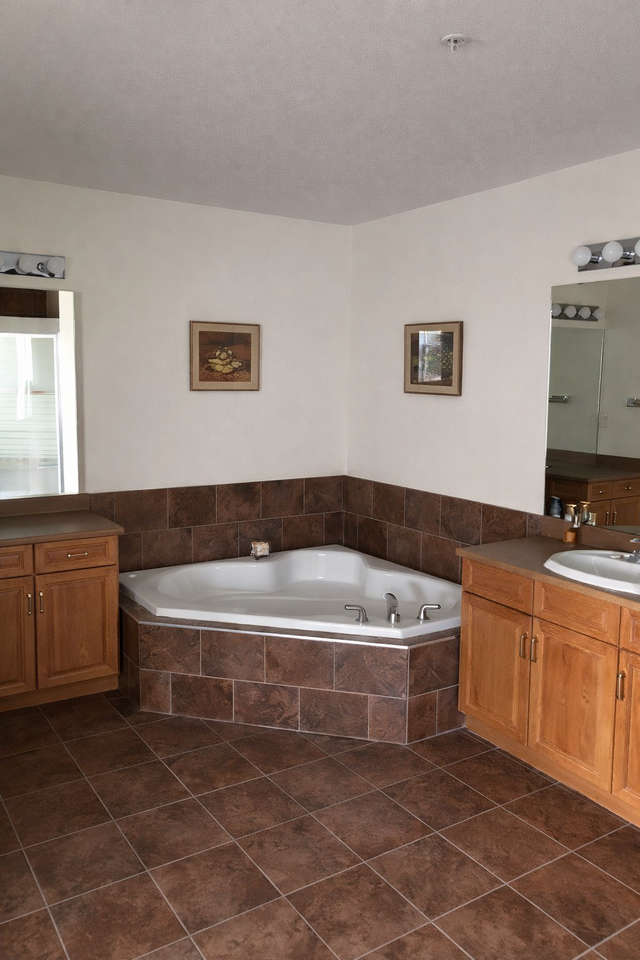 8912 156 St Nw #1 - Photo 7 of 10