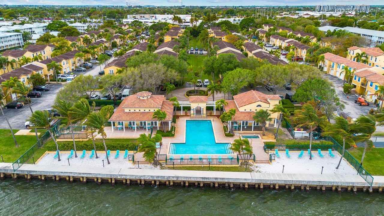 1060 Lake Shore Dr Apt 201 - Photo 2 of 44