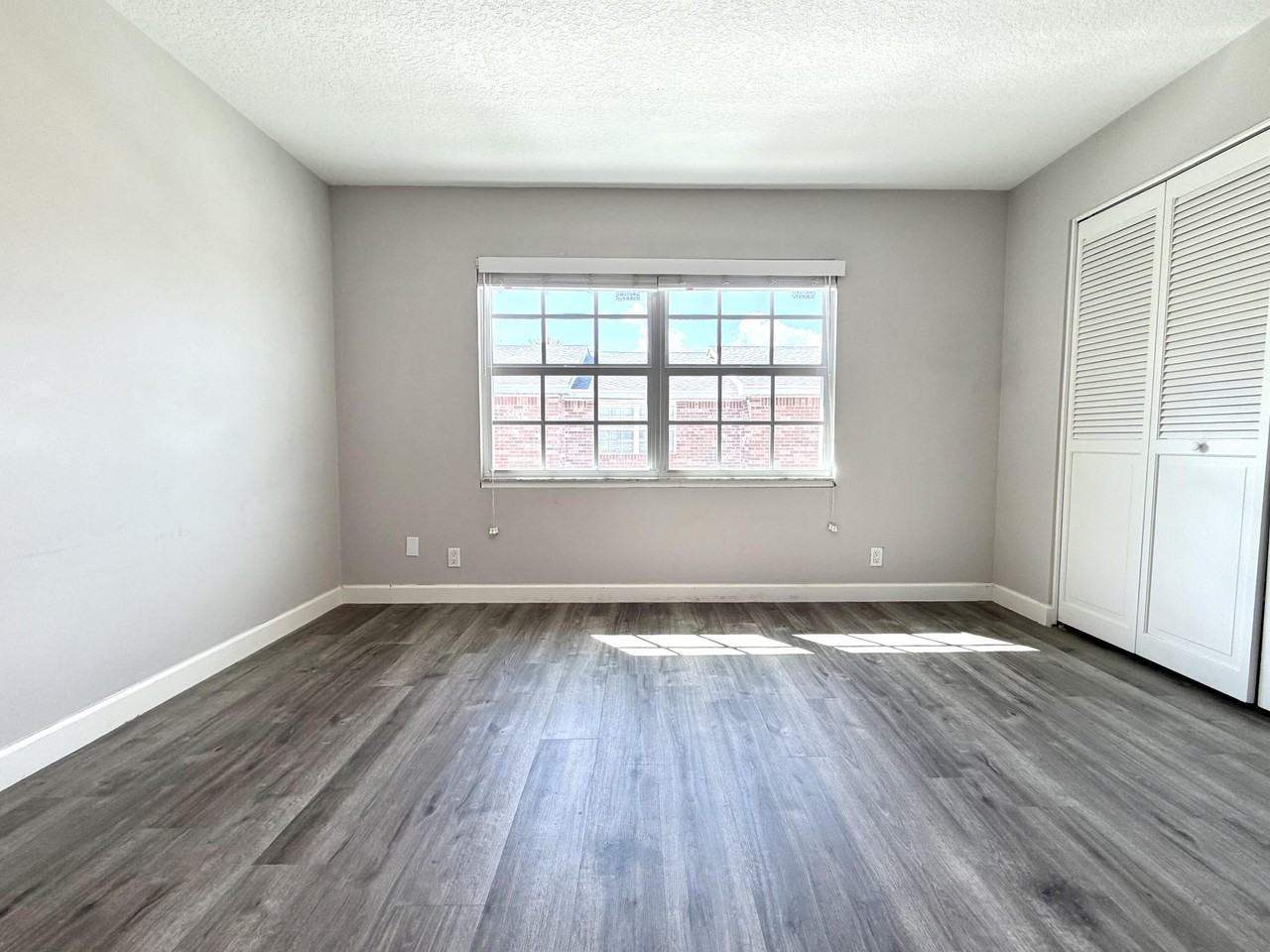 413 N Cypress Dr Apt 4 - Photo 2 of 30