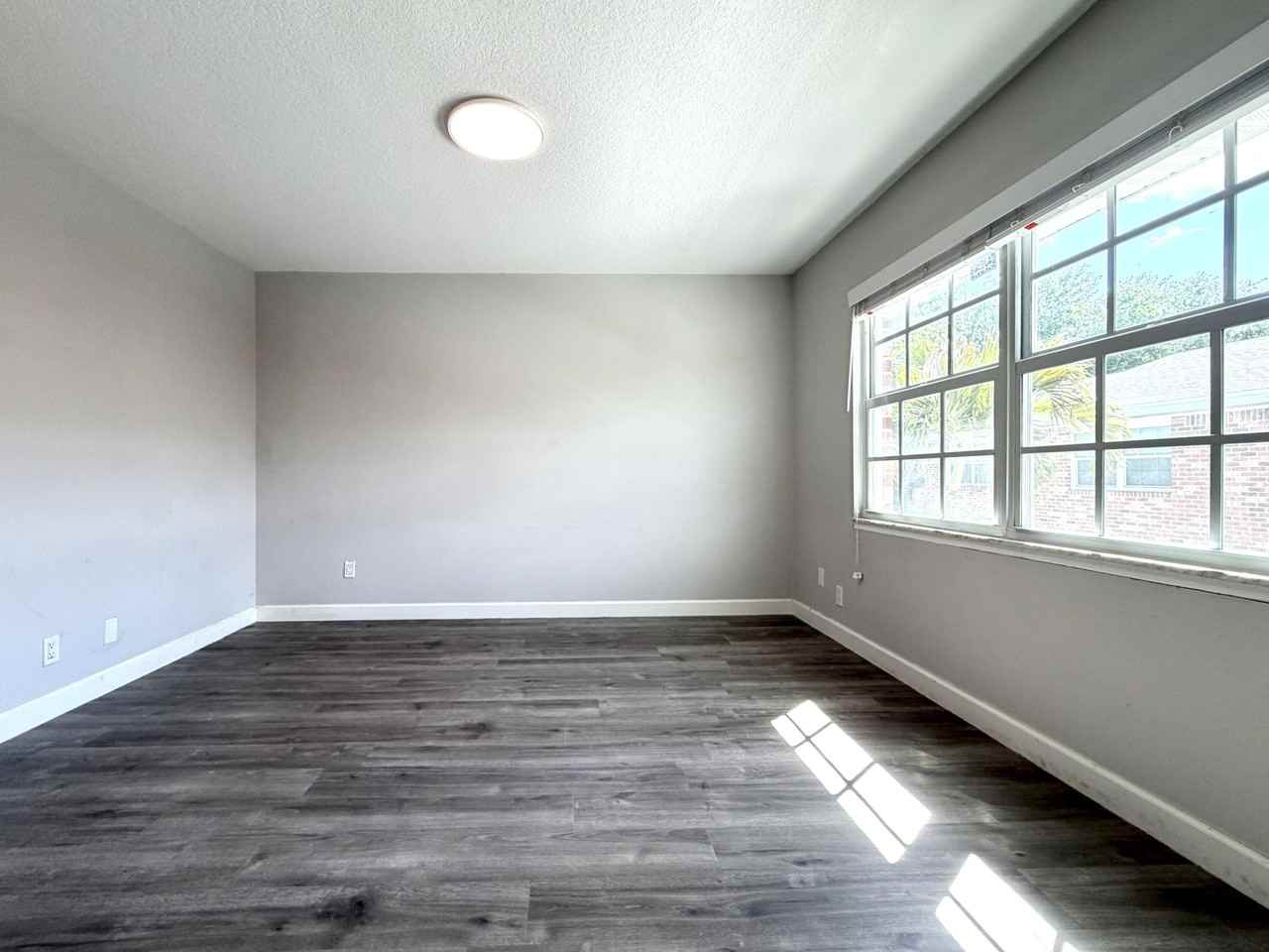 413 N Cypress Dr Apt 4 - Photo 3 of 30