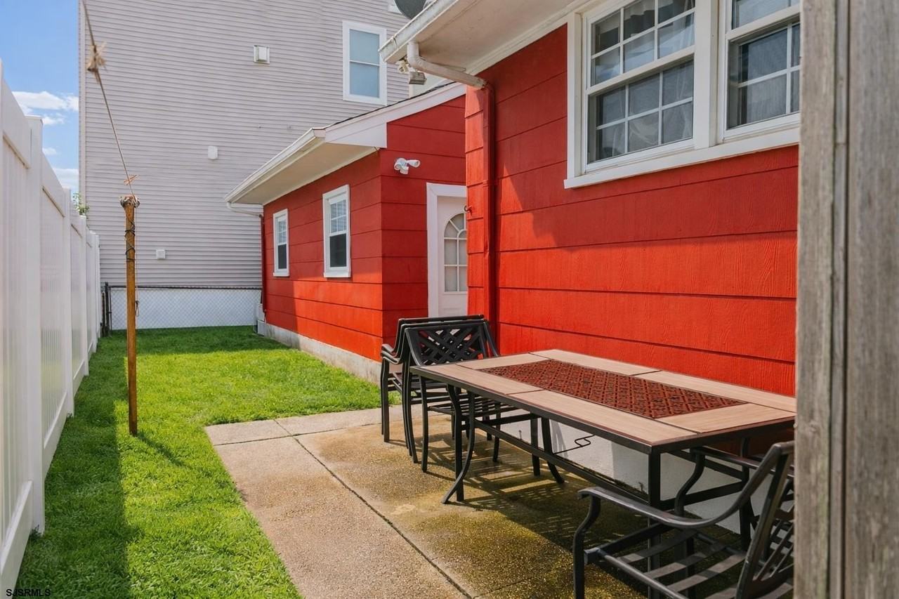 1118 Beach Ave W - Photo 4 of 28