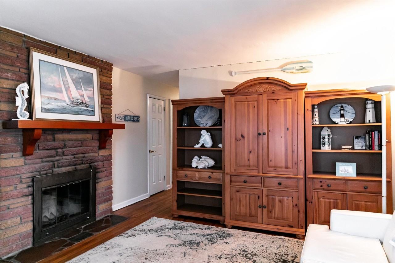 1118 Beach Ave W - Photo 6 of 28