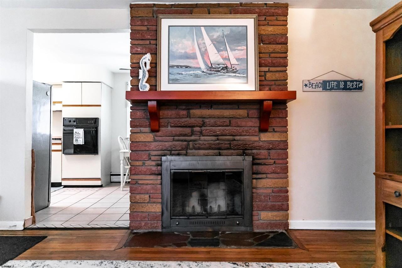 1118 Beach Ave W - Photo 7 of 28