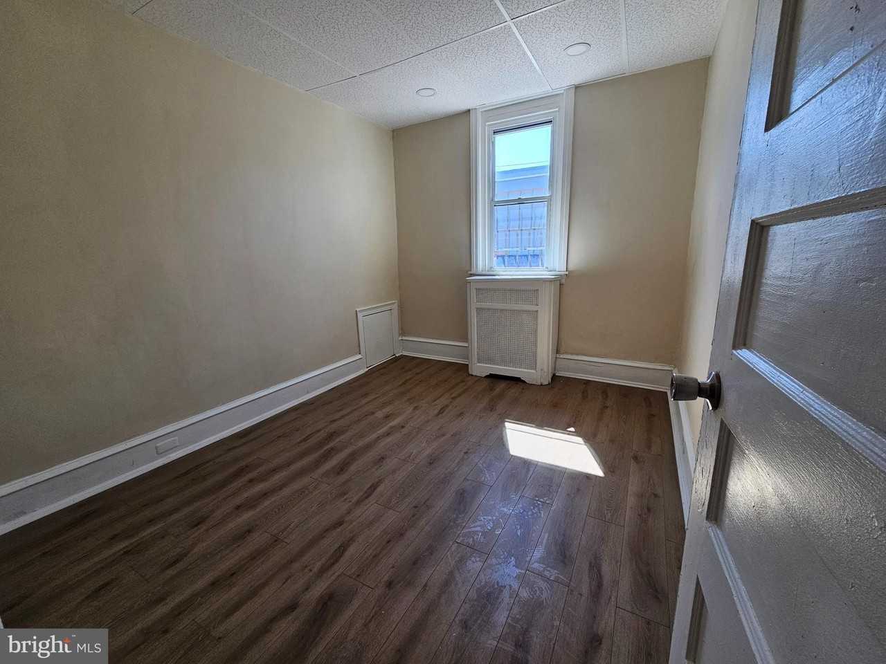 718 S 52nd St - Photo 4 of 11