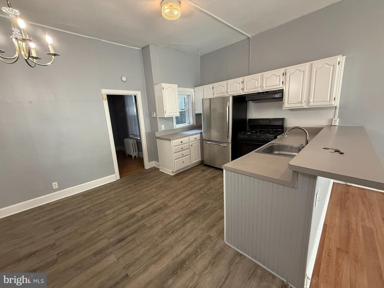 2423 E Allegheny Ave Fl 1 - Photo 2 of 9