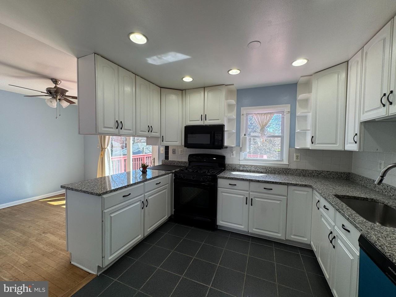 10127 Lomond Dr - Photo 3 of 20