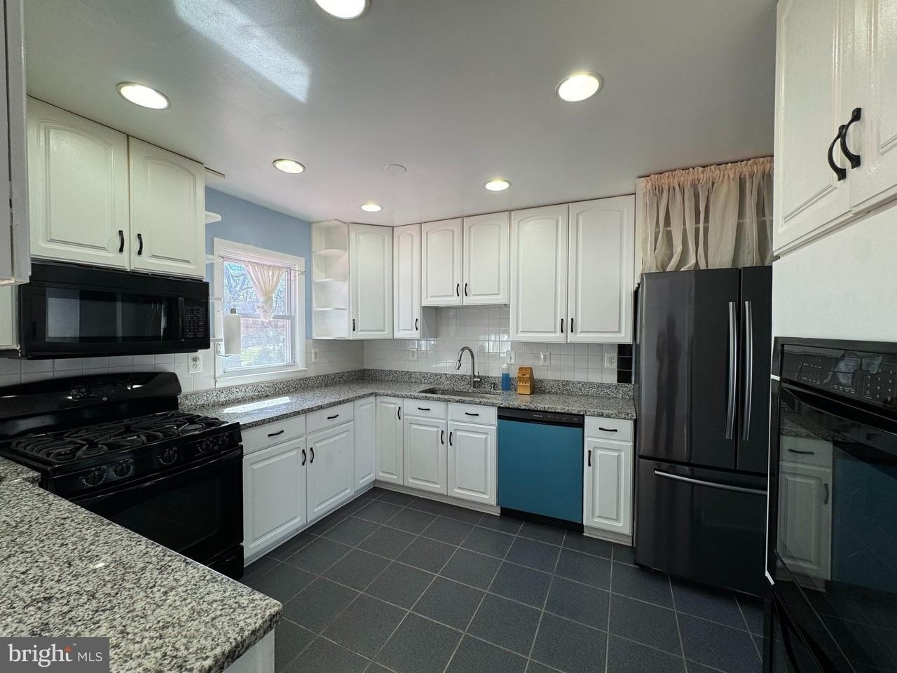 10127 Lomond Dr - Photo 4 of 20