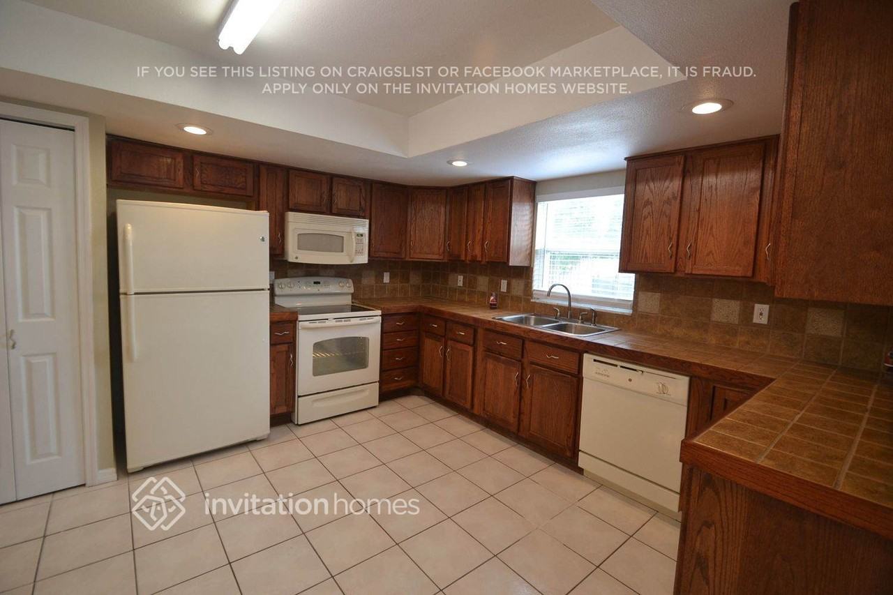 12105 72nd St - Photo 3 of 11