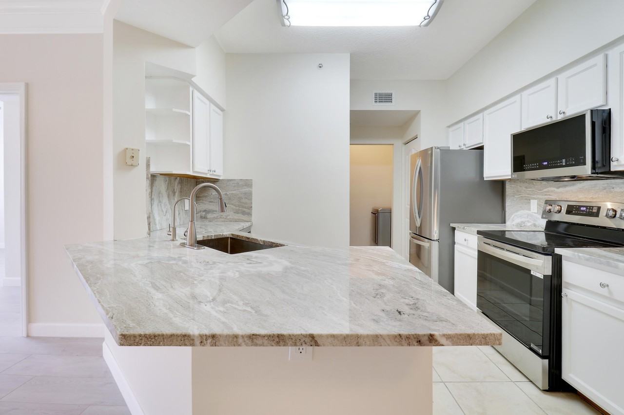 6305 Myrtlewood Cir W - Photo 4 of 32