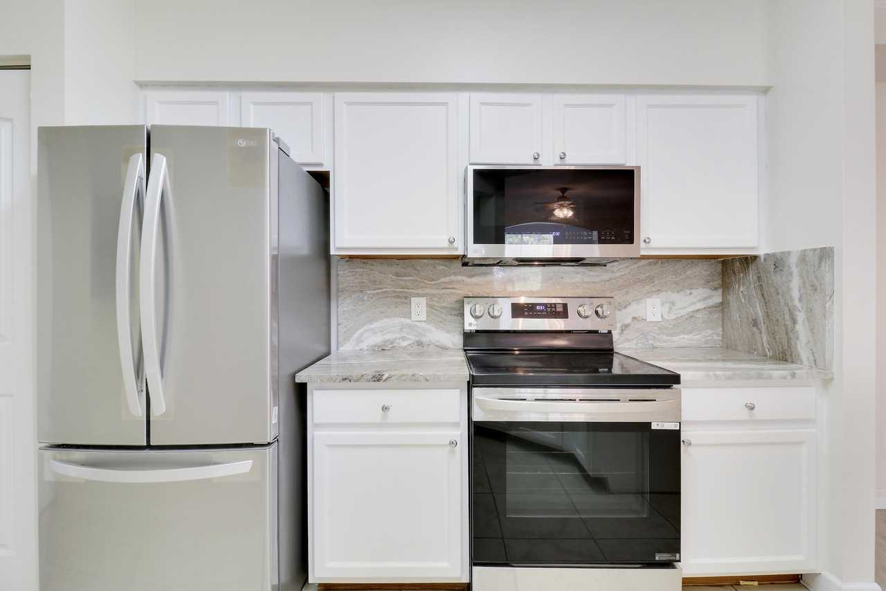 6305 Myrtlewood Cir W - Photo 7 of 32