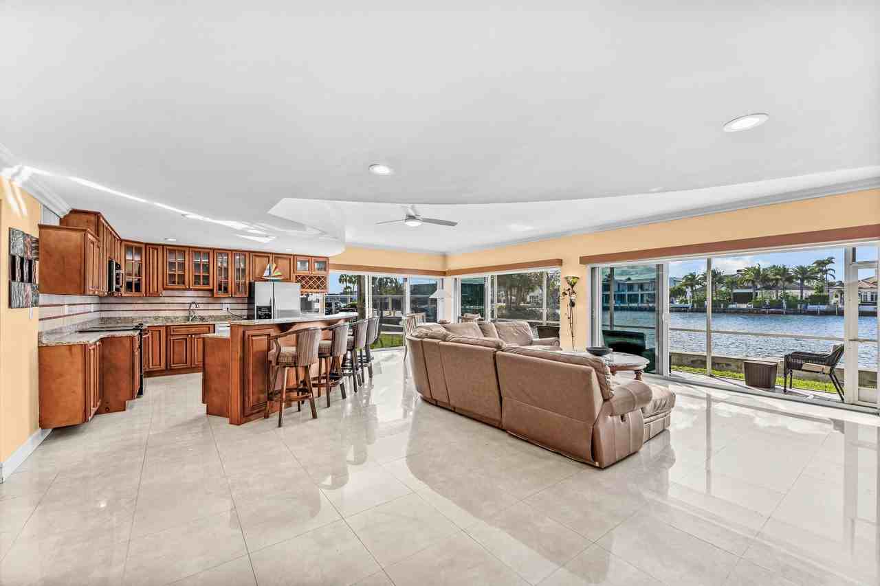 1166 Hillsboro Mile Apt 8 - Photo 5 of 30