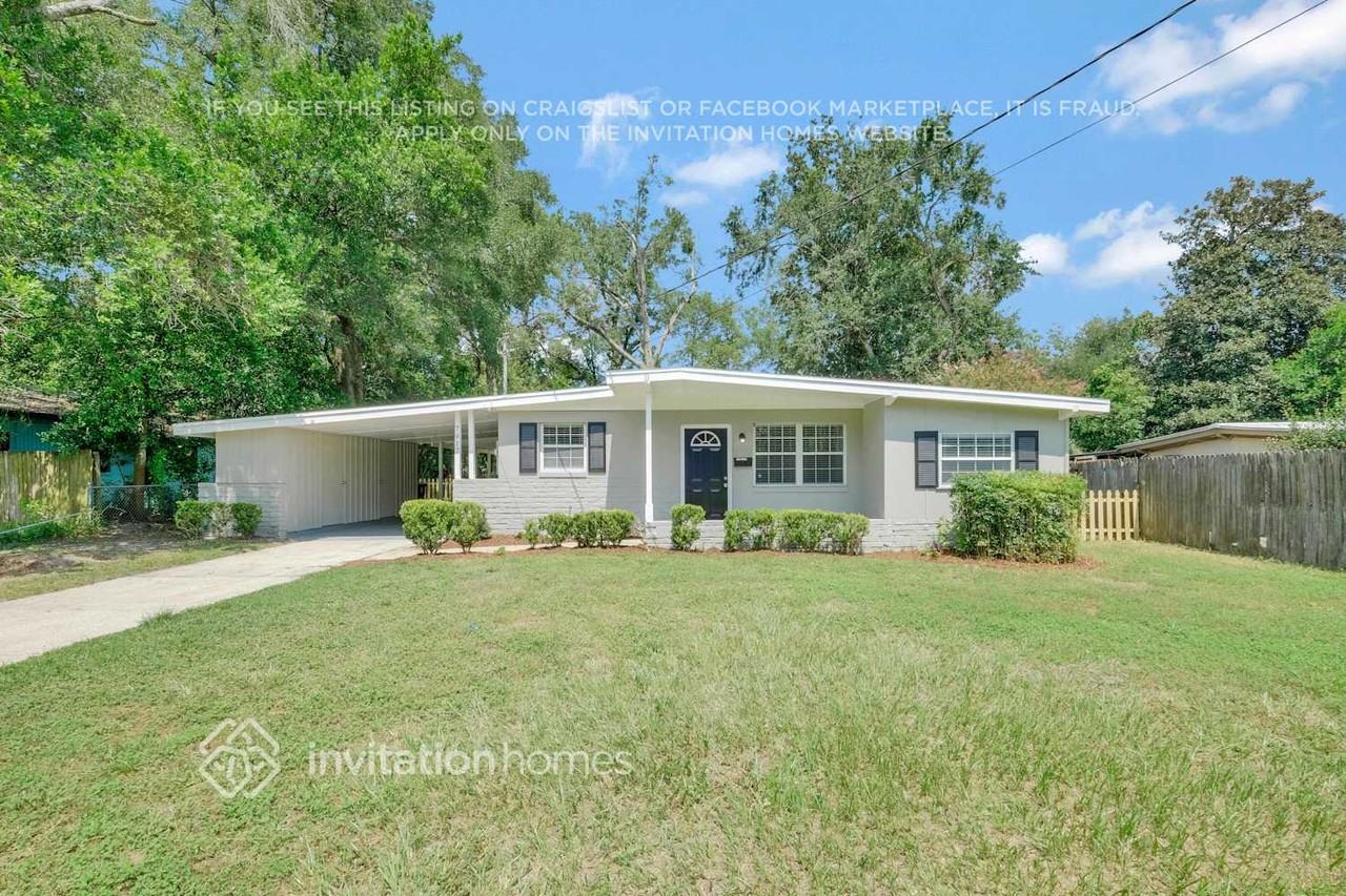 7917 Chateau Dr S - Photo 2 of 26