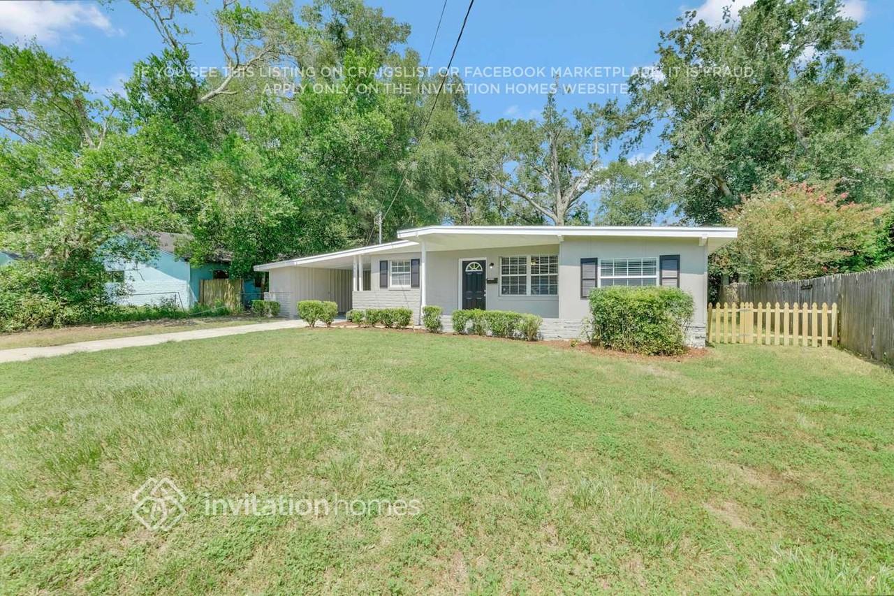 7917 Chateau Dr S - Photo 3 of 26