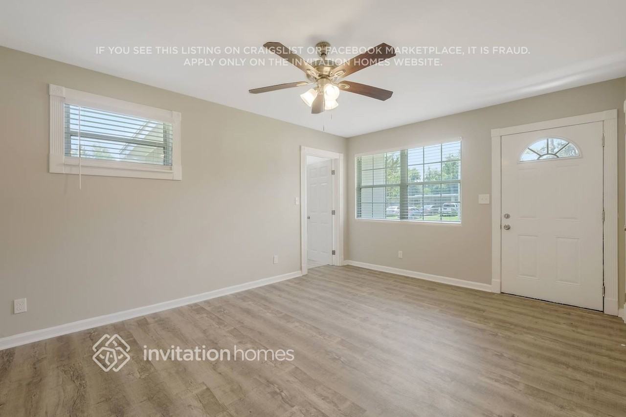 7917 Chateau Dr S - Photo 5 of 26