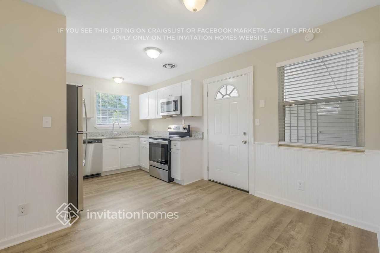 7917 Chateau Dr S - Photo 5 of 22