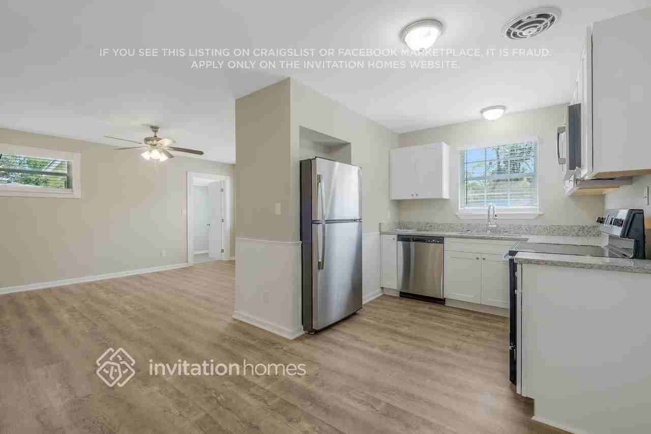 7917 Chateau Dr S - Photo 6 of 22