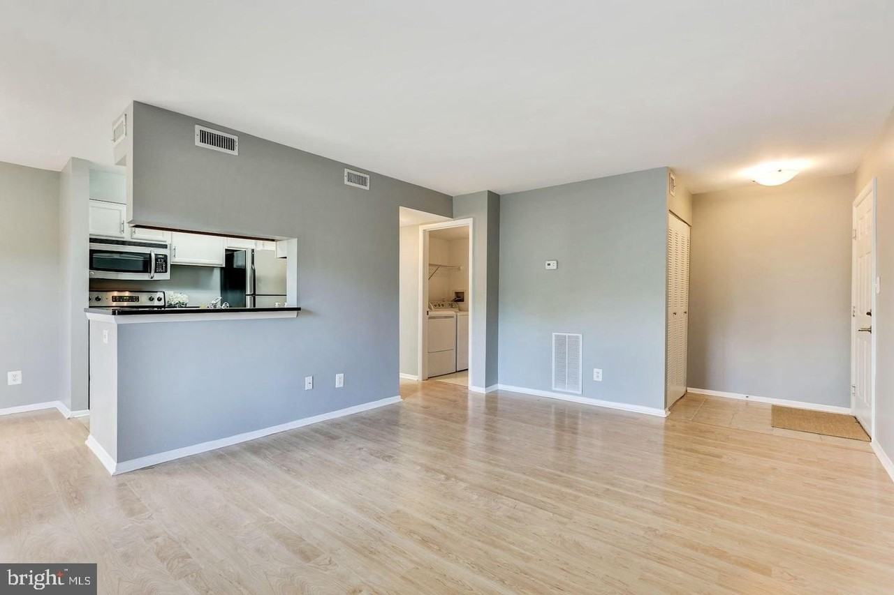 11653 Gas Light Ct - Photo 2 of 5