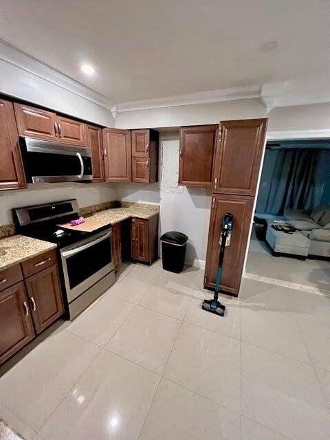 340 W Blue Heron Blvd Apt A - Photo 2 of 17