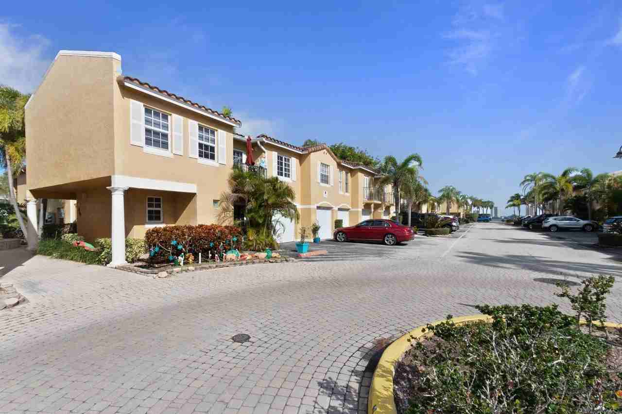 1135 Lake Shore Dr Apt 206 - Photo 4 of 42