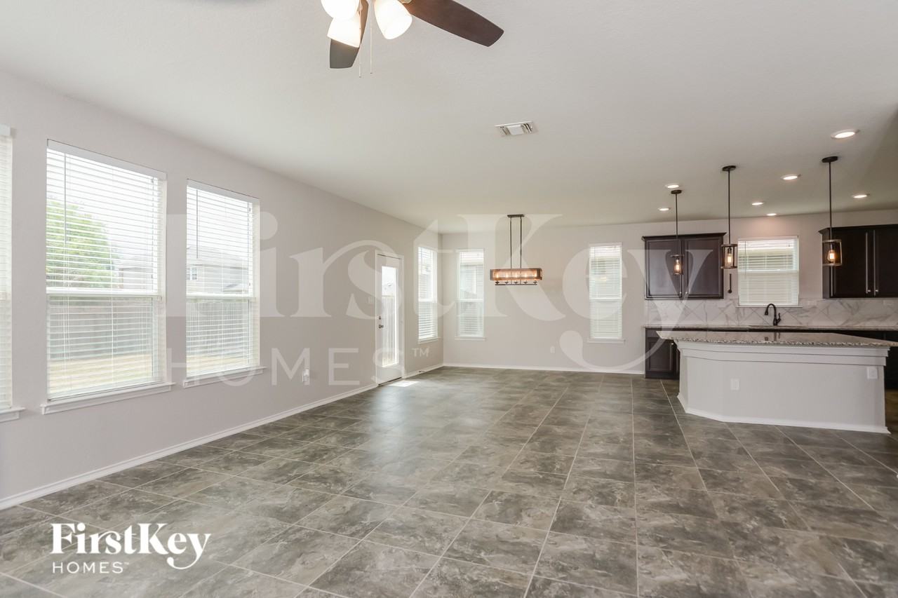 15302 Cascade Pt - Photo 3 of 15