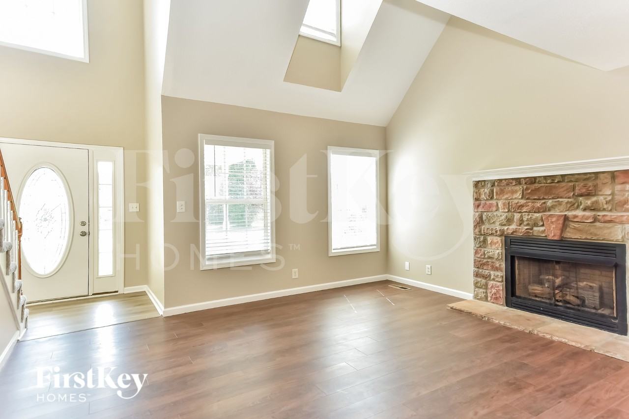 3668 Aurora Dr - Photo 4 of 15