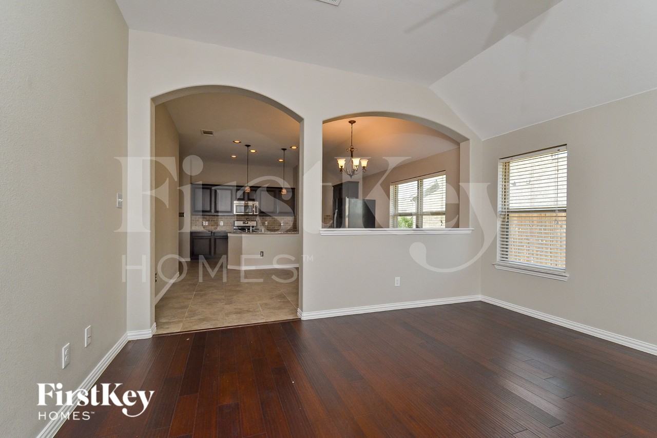 1413 Heather Ln - Photo 3 of 15