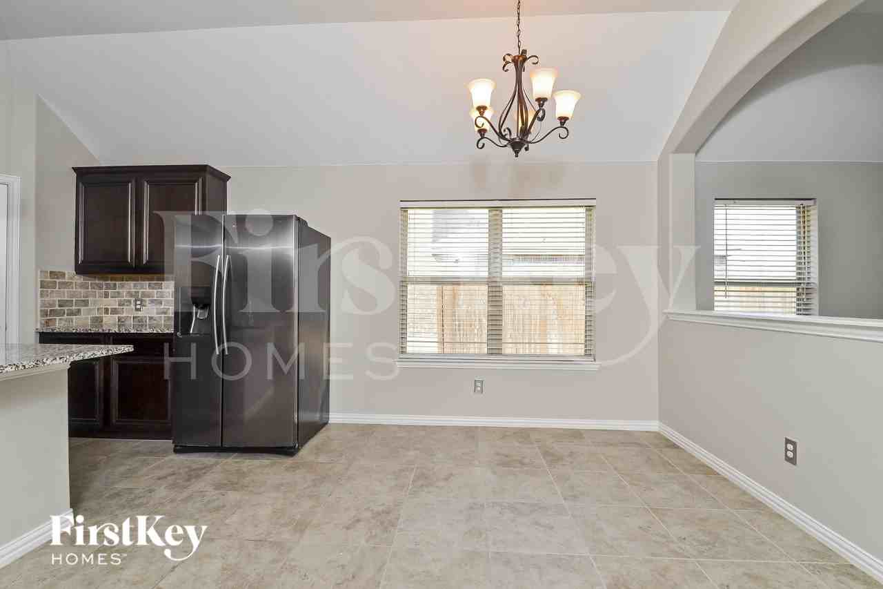 1413 Heather Ln - Photo 4 of 15