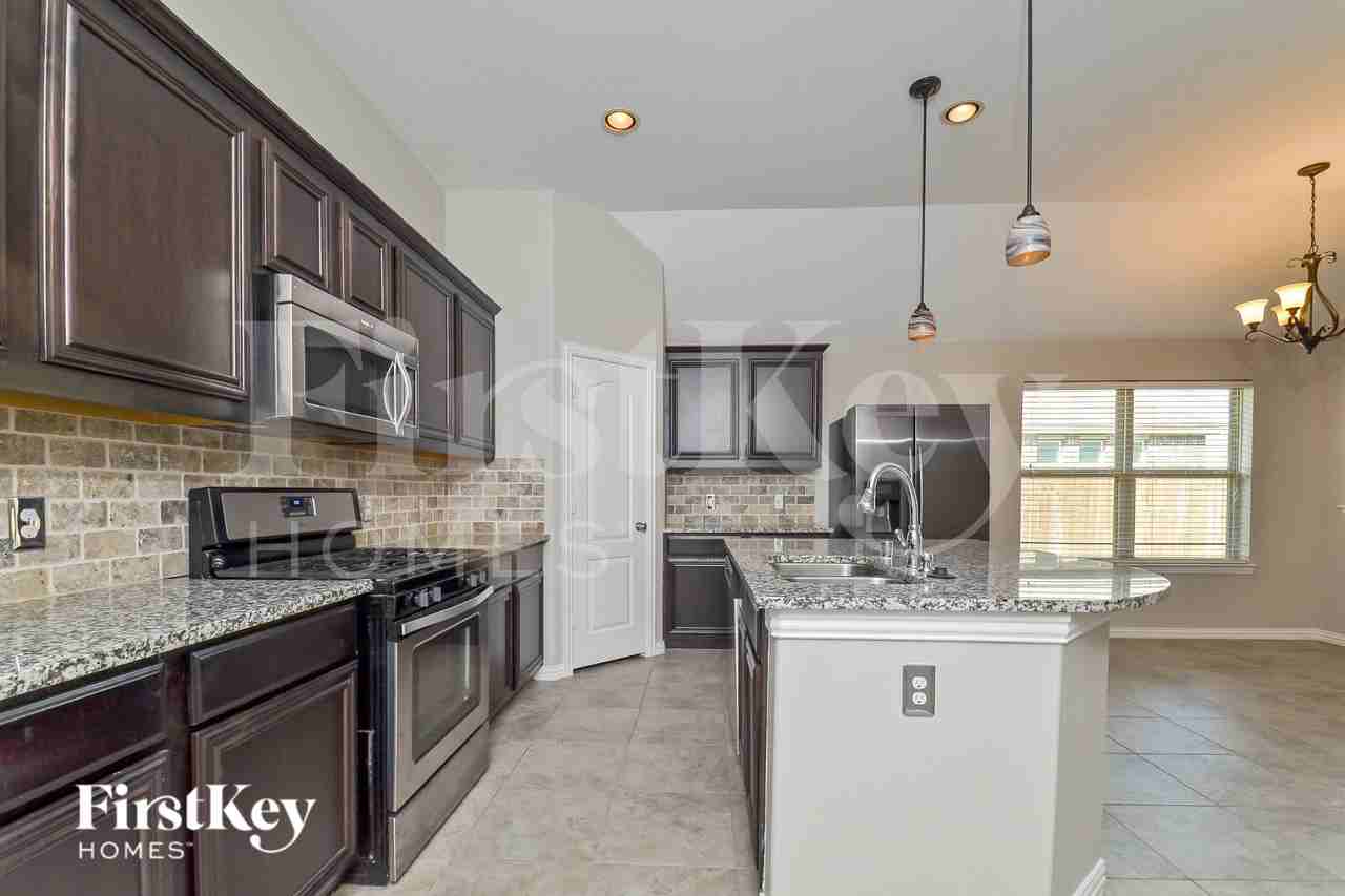 1413 Heather Ln - Photo 5 of 15