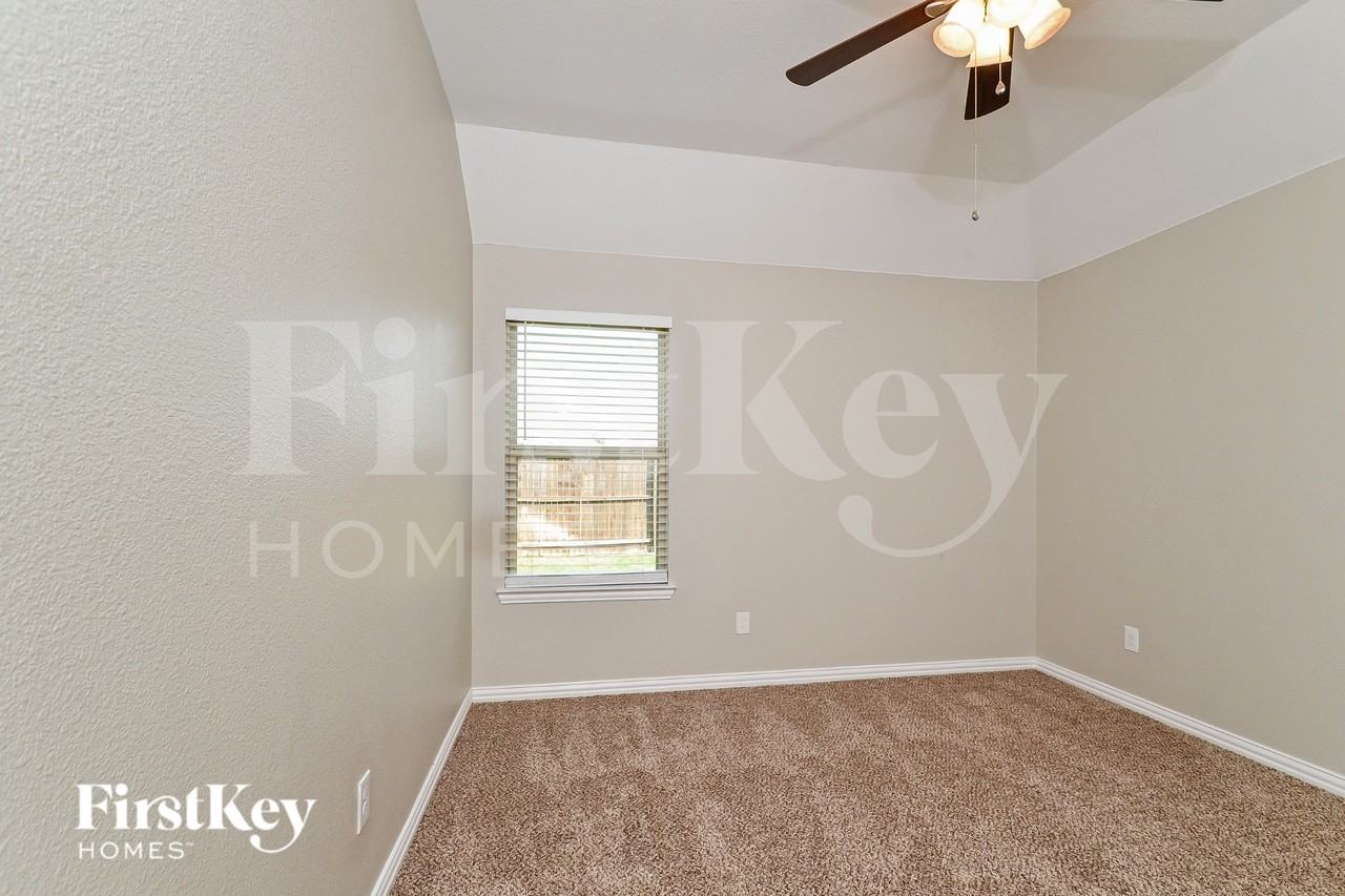 1413 Heather Ln - Photo 6 of 15