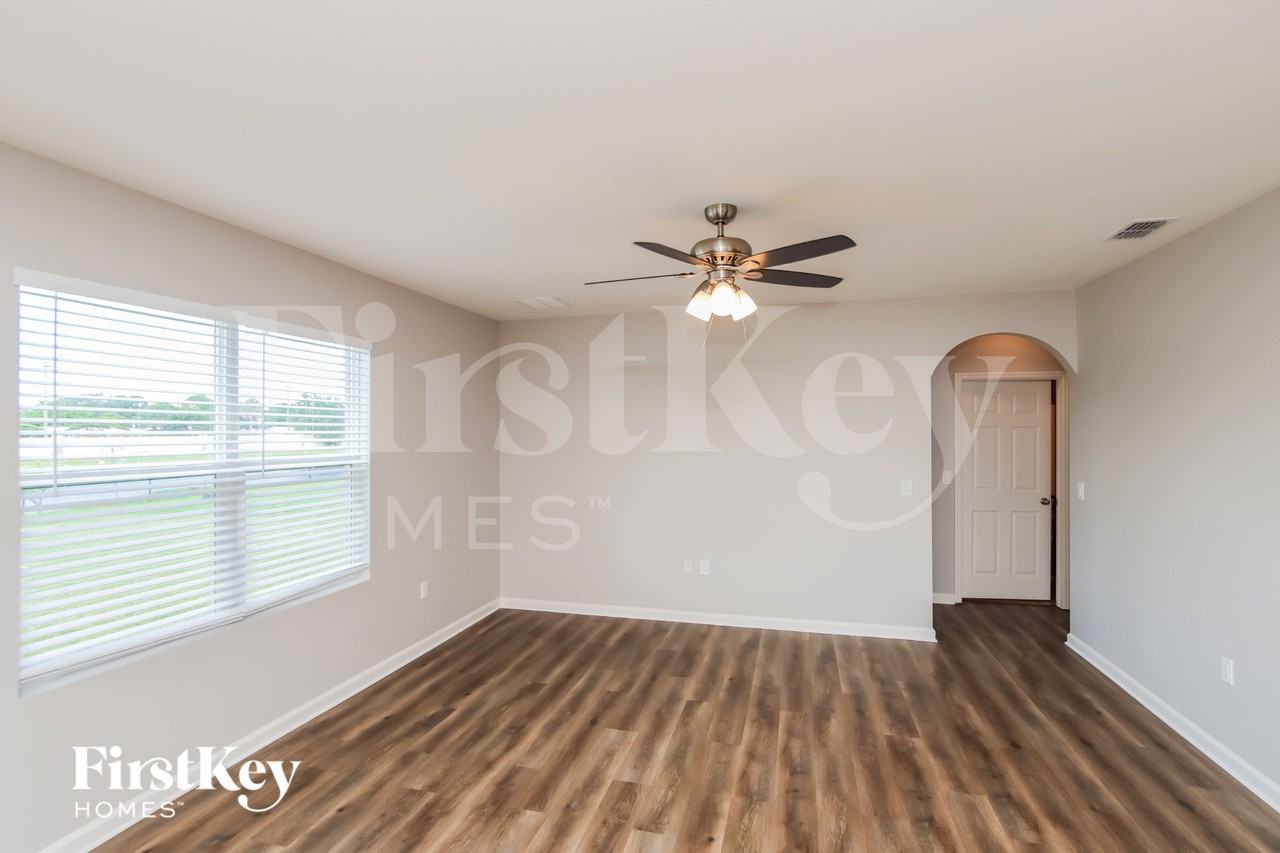 1992 Elkins Point Dr - Photo 3 of 15