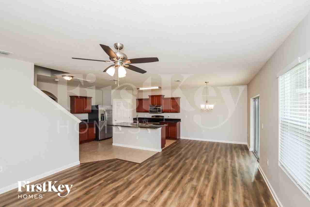 1992 Elkins Point Dr - Photo 4 of 15