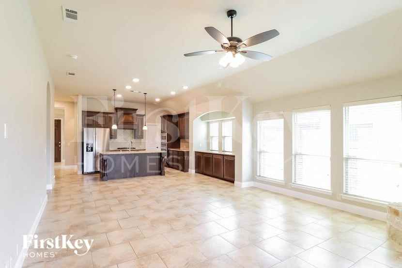 1125 Marigold Dr - Photo 3 of 15