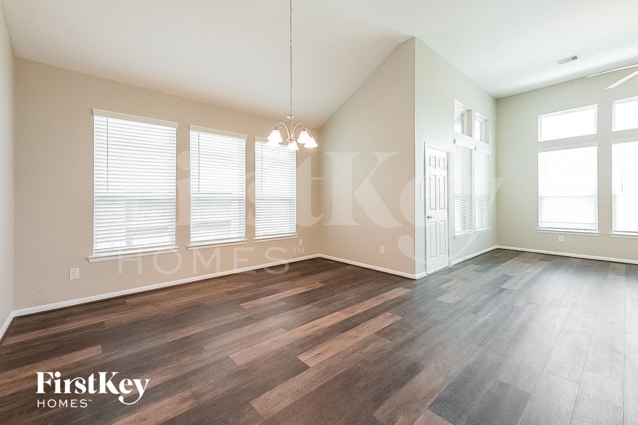 12524 Jetty Cove Dr - Photo 5 of 15