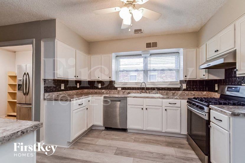 1465 Wheaton St - Photo 3 of 14