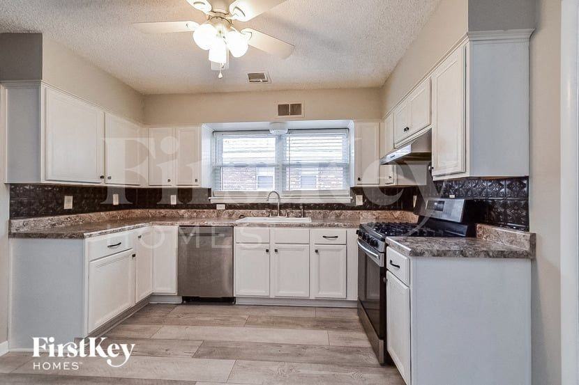 1465 Wheaton St - Photo 4 of 14