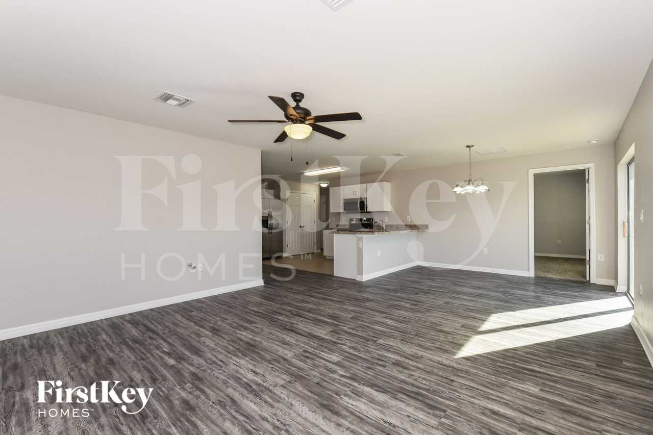 1195 Desmond St - Photo 4 of 15